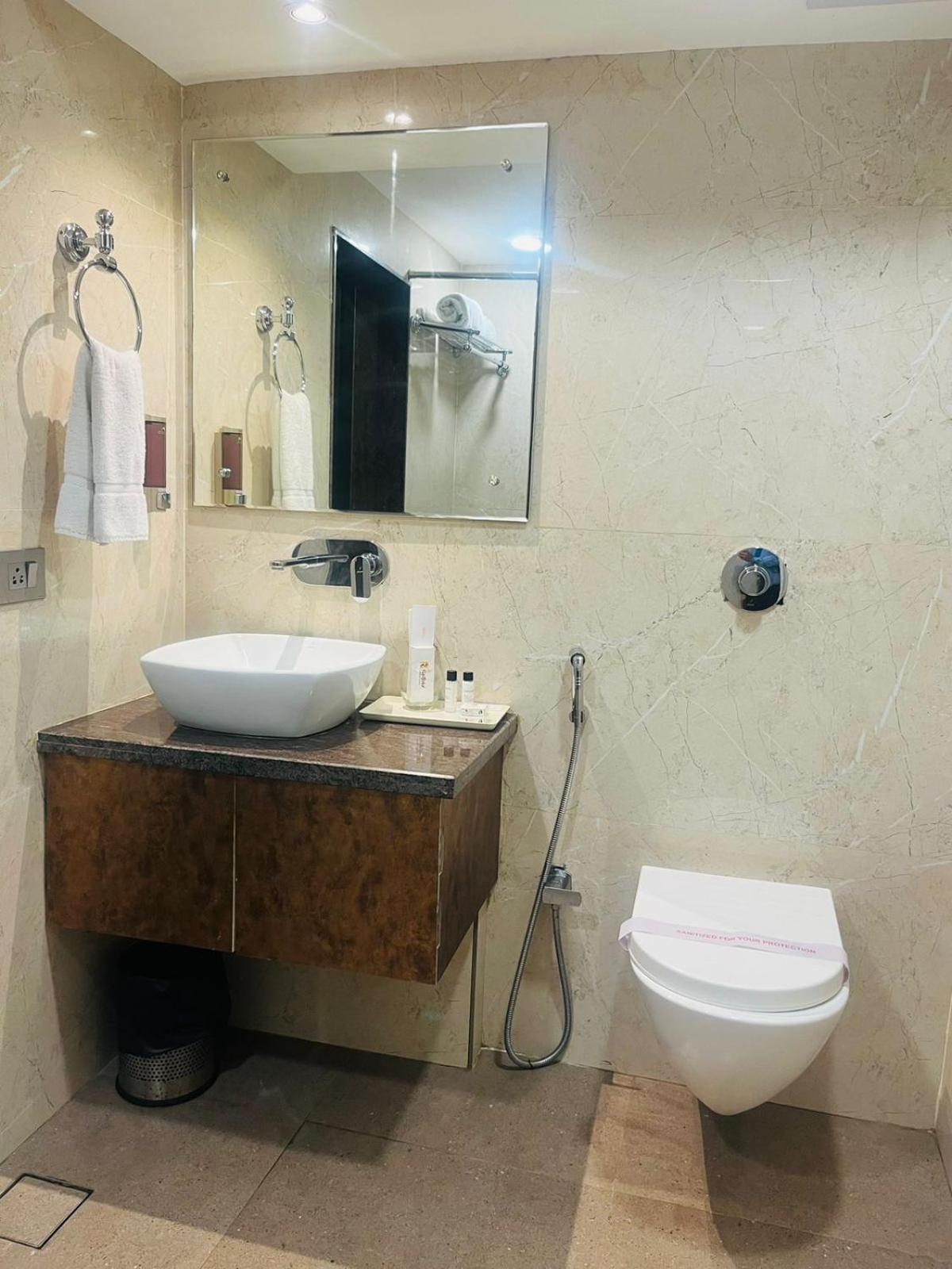 Hotel Rajmahal Guwahati Zewnętrze zdjęcie